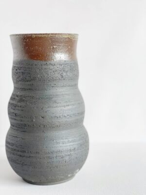 Vase en grès noir