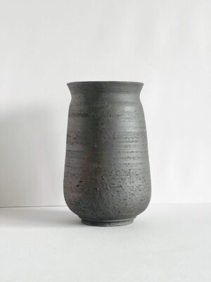 Vase noir brut