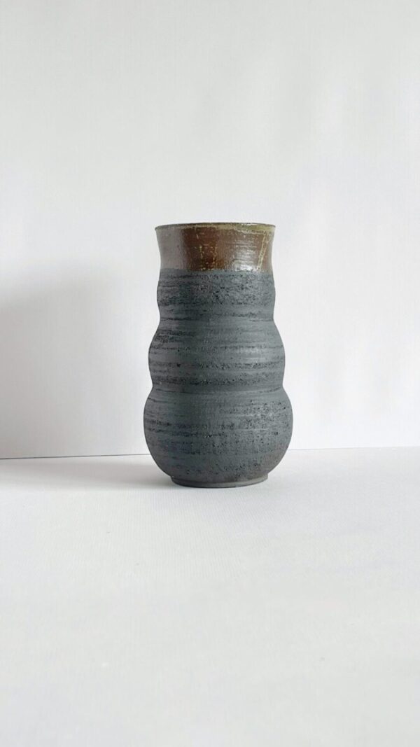 Vase noir artisanal