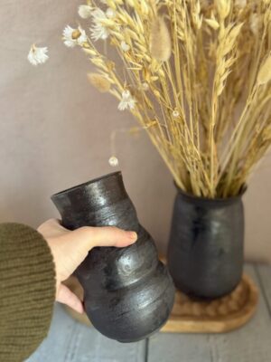 Vase noir courbe