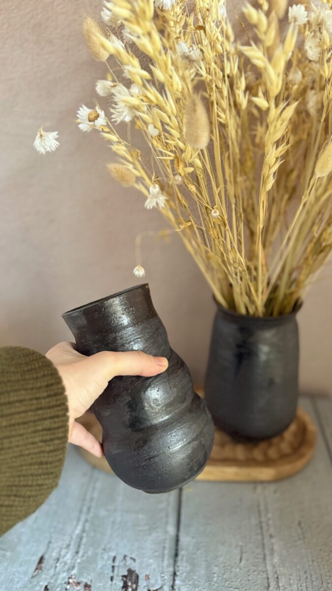 Vase noir courbe