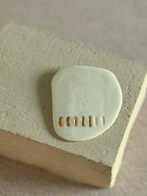 broche en porcelaine et or