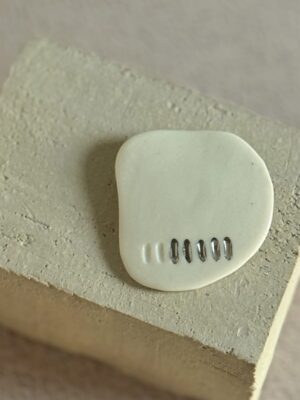 broche en porcelaine et platine