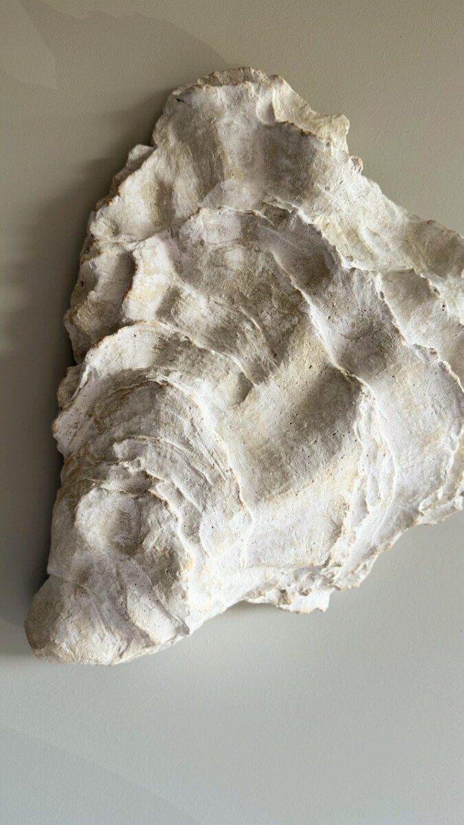 Huître sculptée à la main en céramique blanche, aux formes organiques et irrégulières.